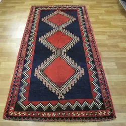 فرش دستباف آنتیک لري بهبهان طرح ۳ ترنج سایز قاليچه رنگ زمینه سرمه اي رنگ حاشیه لاكي کد ۳۹۸۵۹