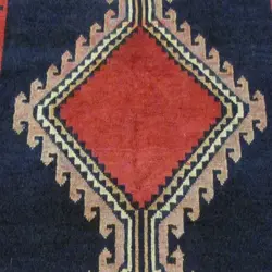 فرش دستباف آنتیک لري بهبهان طرح ۳ ترنج سایز قاليچه رنگ زمینه سرمه اي رنگ حاشیه لاكي کد ۳۹۸۵۹