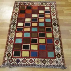 فرش دستباف گبه طرح شطرنجي سایز ذرع و نيم رنگ زمینه الوان رنگ حاشیه كرم کد ۳۹۹۵۵
