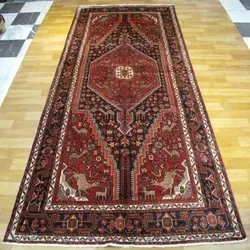 فرش دستباف تويسركان طرح لچک و ترنج سایز ميانه رنگ زمینه سرمه اي رنگ حاشیه سرمه اي کد ۳۹۹۷۳