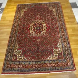 فرش دستباف بيجار قدیم بافت طرح ترنجي ماهي سایز قالي رنگ زمینه لاكي رنگ حاشیه سرمه اي کد ۳۹۹۸۹