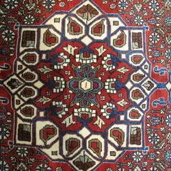 فرش دستباف بيجار قدیم بافت طرح ترنجي ماهي سایز قالي رنگ زمینه لاكي رنگ حاشیه سرمه اي کد ۳۹۹۸۹