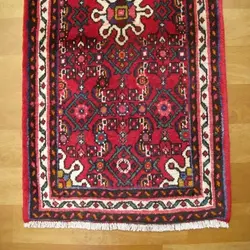 فرش دستباف حسين آباد همدان طرح ۵ ترنج سایز كناره رنگ زمینه لاكي رنگ حاشیه كرم کد ۳۹۹۹۶