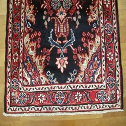فرش دستباف لاله جين همدان طرح لچک و ترنج سایز كناره رنگ زمینه سرمه اي رنگ حاشیه لاكي کد ۳۹۹۹۹