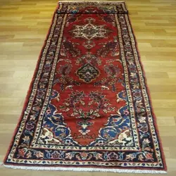 فرش دستباف لاله جين همدان طرح لچک و ترنج سایز كناره رنگ زمینه لاكي رنگ حاشیه سرمه اي کد ۴۰۰۰۳