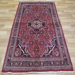 فرش دستباف بيجار طرح ترنجي ماهي سایز قاليچه رنگ زمینه لاكي رنگ حاشیه سرمه اي کد ۴۰۰۱۳