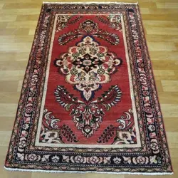 فرش دستباف ليليان طرح لچک و ترنج سایز ذرع و نيم رنگ زمینه لاكي رنگ حاشیه سرمه اي کد ۴۰۰۲۳