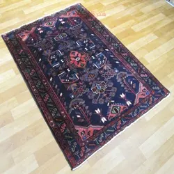 فرش دستباف استلک ساوه طرح لچک و ترنج سایز ذرع و نيم رنگ زمینه سرمه اي رنگ حاشیه سرمه اي کد ۴۰۰۳۰