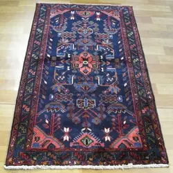 فرش دستباف استلک ساوه طرح لچک و ترنج سایز ذرع و نيم رنگ زمینه سرمه اي رنگ حاشیه سرمه اي کد ۴۰۰۳۰