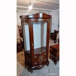 ویترین چوبی، پشت کار داخل ویترین به جای پارچه میتونیم لمسه و یا آینه کار بکنیم، چوب روس روکش مازول ایتالیا
