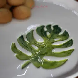 بشقاب سرامیکی اُلِنی دست ساز طرح برگ انجیری با گل سرامیک و لعاب بدون سرب