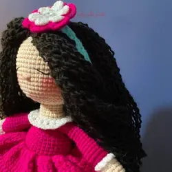 عروسک دختر اِمی خوابیده بافته شده با کاموا ایرانی در سایز 25 سانتی متر و رنگ دلخواه