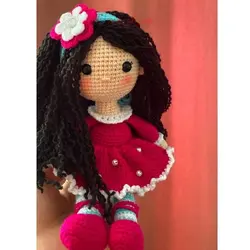 عروسک دختر اِمی خوابیده بافته شده با کاموا ایرانی در سایز 25 سانتی متر و رنگ دلخواه