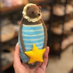 عروسک کاموایی دستبافت خرس مهربون با عروس دریایی طلایی در دستانش و خرگوش گوش دراز