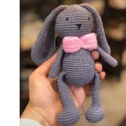 عروسک کاموایی دستبافت خرس مهربون با عروس دریایی طلایی در دستانش و خرگوش گوش دراز