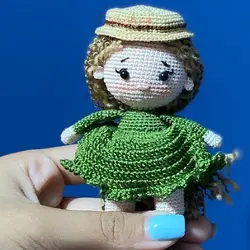 عروسک کاموایی دستبافت آنشرلی دختری با موهای قرمز و مشکی و قهوه ایی