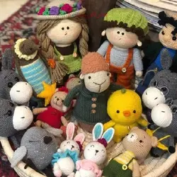 جمعی از عروسک های دستبافت کاموایی زیبای ما فروش هر یک به انتخاب شما