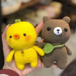 عروسک کاموایی دستبافت خرس کوچولو جوجه طلایی قورباغه سبز با کیف