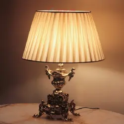 آباژور رومیزی شیلد دار جنس بدنه برنزی و رنگ ثابت