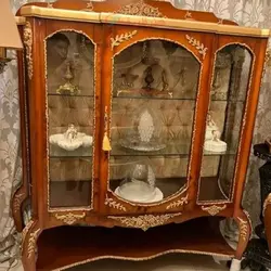 ویترین سه طبقه کار شده با چوب روس و بدنه مازول دارای رنگبندی متنوع و زیبا