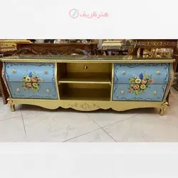 میز تلویزیون معرق کاری با بدنه طراحی شده و رنگ طلایی پولیشی، دارای گارانتی رنگ