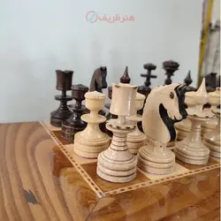 مهره شطرنج چوبی خراطی شده و سوخته کاری شده با روکش پلی استر با دوام
