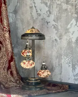 آباژور کنار مبلی بلوط سه شاخه