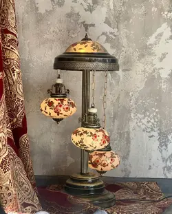 آباژور کنار مبلی بلوط سه شاخه