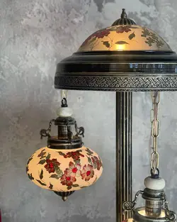 آباژور کنار مبلی بلوط سه شاخه