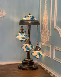 آباژور کنار مبلی بلوط سه شاخه