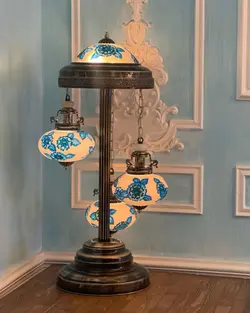 آباژور کنار مبلی بلوط سه شاخه