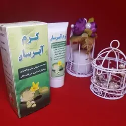 کرم آبرسان خیار و آلوئه ورا: راهی برای داشتن پوستی تازه و جوان🥒🍋🍾 - طبیب خاص