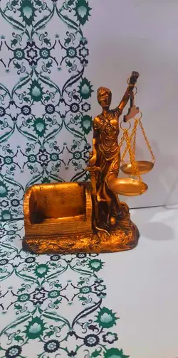 مجسمه جا کارتی عدالت
