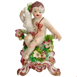 مجسمه نقاشی با دست دکوری چینی آنتیک قدیمی بو انگلستان Bow Porzellanfigur eines Jungen oder Putto auf C Roll Sockel georgianisch um 1760