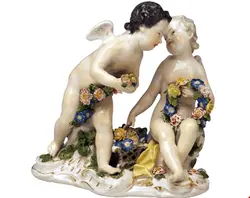 مجسمه دست ساز دکوری چینی آنتیک قدیمی Meissener Rokoko Cherubs Cupids Figuren mit Blumen Modell 2372 Kaendler 1755 60