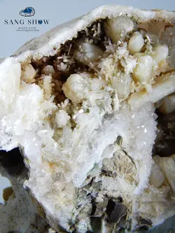 نمونه زیبا سنگ استیلبیت فلاور با همرشدی آپوفیلیت و هیولاندیت و کریستال کوارتز S313