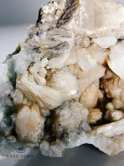 سنگ استیلبیت با همرشدی آپوفیلیت و هیولاندیت در ژئود کوارتز S320