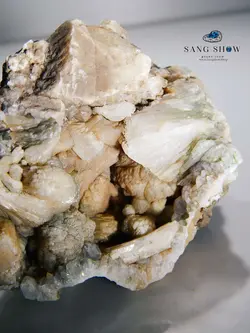 سنگ استیلبیت با همرشدی آپوفیلیت و هیولاندیت در ژئود کوارتز S320