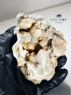 سنگ استیلبیت با همرشدی آپوفیلیت و هیولاندیت در ژئود کوارتز S320