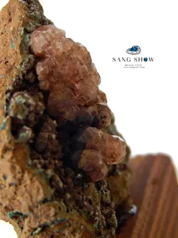 سنگ آنالسیم قرمز ویژه و اصل بر روی پایه چوبی و بستر S577راف