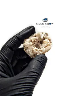 هیولاندیت کوبیک انحصاری در ژئود کوارتز نمونه با اصالت و ویژه S670