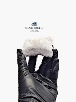 رگه آمیتیست زیبا و استثنایی در اعماق کریستال کوارتز روی بستر S826