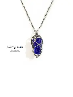گردنبند سنگی ابسیدین آبی نمونه معدنی و راف با قاب مفتولی انحصاری سنگشو A911