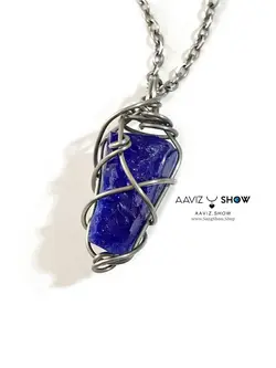 گردنبند سنگی ابسیدین آبی نمونه معدنی و راف با قاب مفتولی انحصاری سنگشو A911