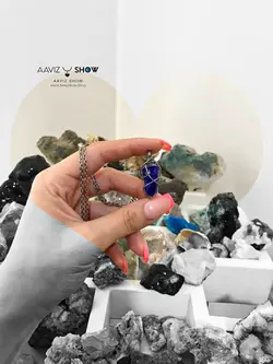 گردنبند سنگی ابسیدین آبی نمونه معدنی و راف با قاب مفتولی انحصاری سنگشو A911