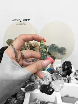 گردنبند سنگ اونتورین سبز نمونه راف و معدنی با قاب مفتولی طلایی A925