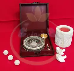جعبه زعفران چوبی مدل 04 رنگ ماهگونی با هاون نقلی و ظرف خاتم 5 گرم