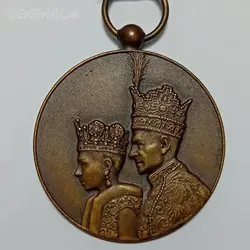 مدال آویز تاجگذاری ۱۳۴۶ محمد رضا شاه پهلوی (روبان فابریک) (AU) %