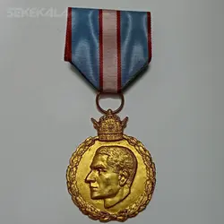 مدال آویز یادبود ۲۸ مرداد ۱۳۳۲ محمد رضا شاه پهلوی (روبان فابریک) (AU) %
