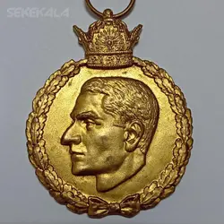 مدال آویز یادبود ۲۸ مرداد ۱۳۳۲ محمد رضا شاه پهلوی (روبان فابریک) (AU) %